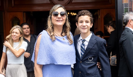  Claudette Mahbub con su hijo Santiago Villasana.