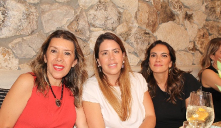  Mary Buendía, Gaby Carrillo y Carla Velasco.