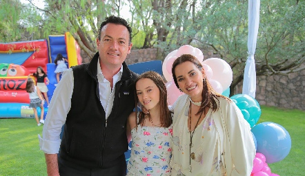  Ulises Artolozaga y Paloma Gómez con su hija Lucciana.