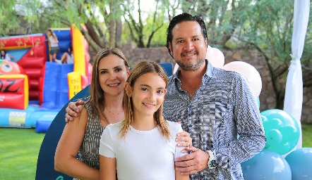  Sandra Pérez y Héctor Vázquez con su hija Xime .