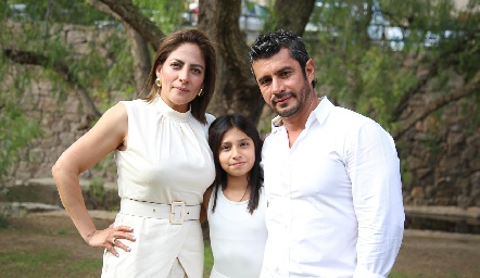  Denisse Padilla y Eloy Cervantes con su hija Paula.
