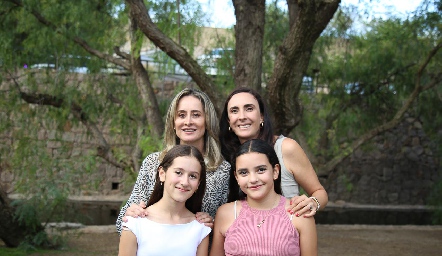 Gaby Acosta y Pía, Regina Ibáñez y Roberta.