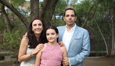  Armando Gutiérrez y Regina Ibáñez con su hija Roberta.