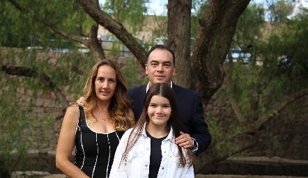  Cristina Ortiz y Jesús Fernández con su hija Xime.