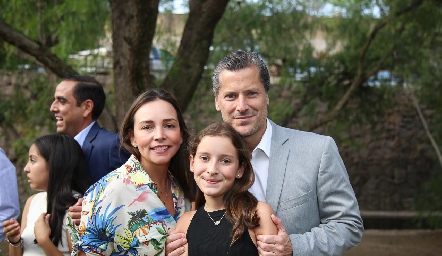 Ana Rosa Guerra y Rogelio Mercado con su hija Naniun.
