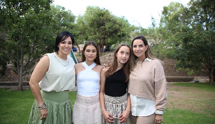  Silvia Noriega y Raffaella Ortiz, Maripepa Muriel y Paula Torres.