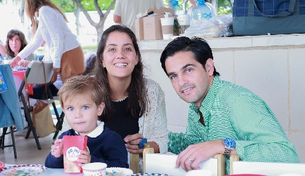  Cristina Rivero y Ernesto Zárate con su hijo Ernesto.