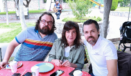  Humberto Rivera, Claudia Zárate y Hans Wulfert.