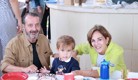  Ángel Rivero y Cristina Barrett con su nieto Ernesto.