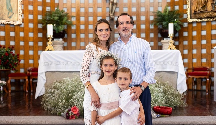 Myriam García y Herbert Trampe con sus hijos Carlota y Diego.