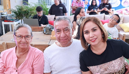  Andrea Colorado, Oscar Gallardo y Mayra.