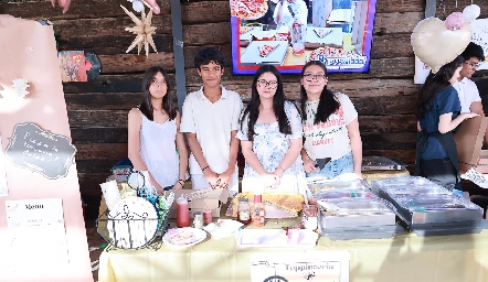 Yaret, Pedro Delgado, Valentina y Anilu Gomez.