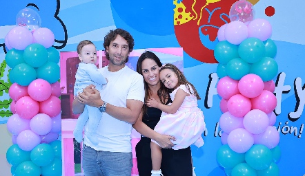  Daniel Enríquez y Gloria Leal con sus hijos Lorenzo y Roberta.