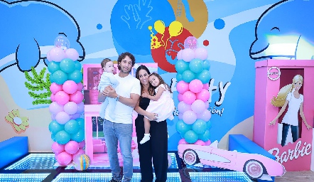  Daniel Enríquez y Gloria Leal con sus hijos Lorenzo y Roberta.