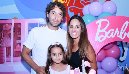  Daniel Enríquez y Gloria Leal con su hija Roberta.