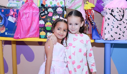  Roberta Enríquez y Emma Ramos.