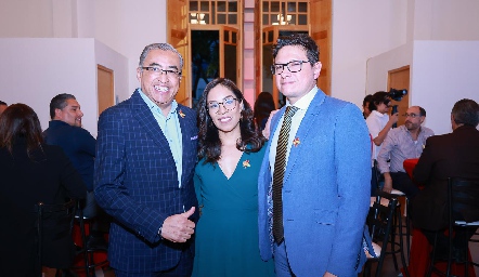  Sergio Martínez, Fabiola Bárcenas y Dr. Luis Cabezas.