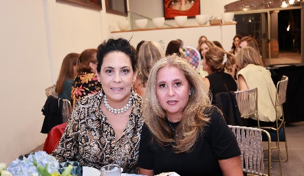  Ana Luisa Lujambio y Maite de la Torre.