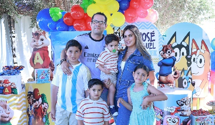  Fernando Rojo y Bárbara Berrones con sus hijos Fernando, José Miguel, Juan Pablo y Bárbara Rojo.