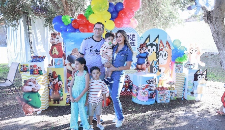  Fernando Rojo y Bárbara Berrones con sus hijos José Miguel, Juan Pablo y Bárbara Rojo.