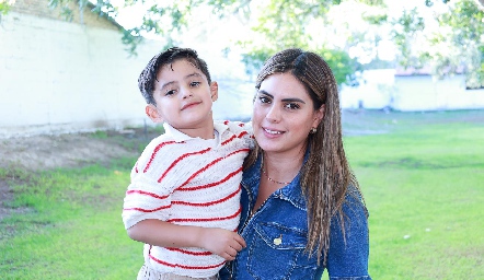  Juan Pablo Rojo junto a su mamá Bárbara Berrones.