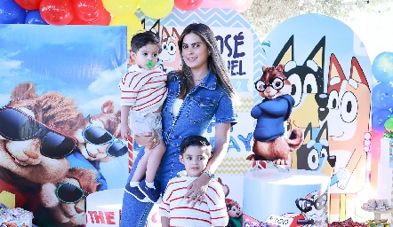  Bárbara Berrones con sus hijos José Miguel y Juan Pablo Rojo.