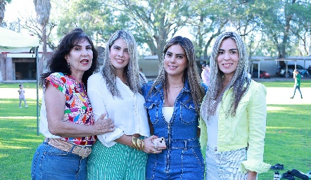  Elizabeth Rodríguez con sus hijas Mariana, Bárbaray Elizabeth Berrones.