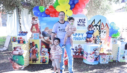  Fernando Rojo junto a sus hijos José Miguel y Juan Pablo Rojo.