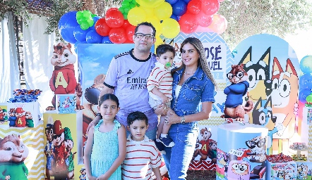  Fernando Rojo y Bárbara Berrones con sus hijos José Miguel, Juan Pablo y Bárbara Rojo.