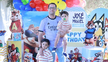  Fernando Rojo con sus hijos José Miguel y Juan Pablo Rojo.