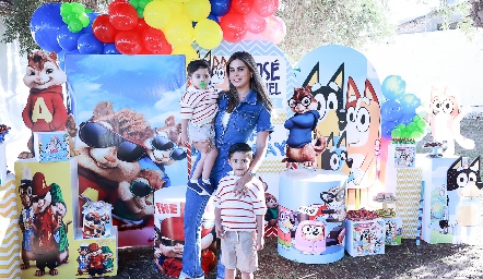  Bárbara Berrones con sus hijos José Miguel y Juan Pablo Rojo.