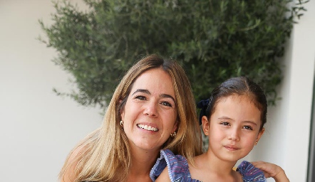  Julián Silva, Nuria Rodríguez y Elena Silva.