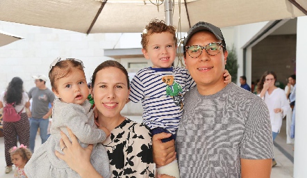 Alejandra Muñoz y César Montelongo con sus hijos Ximena y José María.
