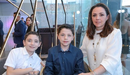  Jonathan Chávez, Ian Chávez y Claudia Gallegos.