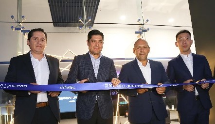  Daniel Chávez, Mariano Pantoja, Gabriel Ríos y Derek Zhu.