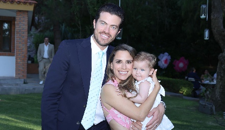  Roberto Lozano y Paulina Aguirre con su hija Loretta.