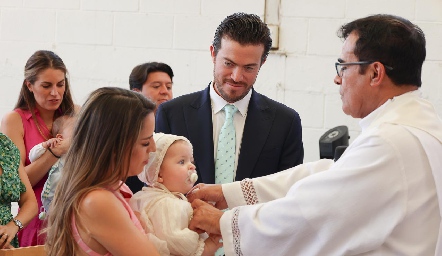  Paulina Aguirre y Roberto Lozano con su hija Loretta.