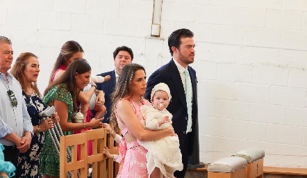  Paulina Aguirre y Roberto Lozano con su hija Loretta.