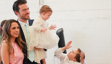  Paulina Aguirre y Roberto Lozano con su hija Loretta.