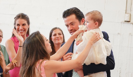  Paulina Aguirre y Roberto Lozano con su hija Loretta.