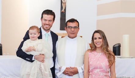  Paulina Aguirre y Roberto Lozano y Loretta con el Padre Chava.