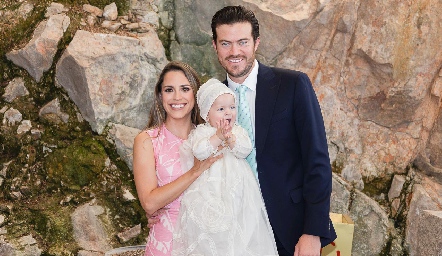  Roberto Lozano y Paulina Aguirre con su hija Loretta.