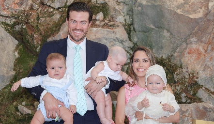  Roberto Lozano, Paulina Aguirre y Loretta con sus primos.