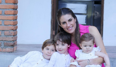  Paulet Lozano con sus sobrinos Diego, Daniel y Loretta.