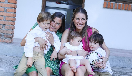  Danitza Lozano y Paulet Lozano con Daniel, Loretta y Diego.