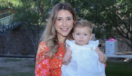  Nuria Minondo con su sobrina Loretta.