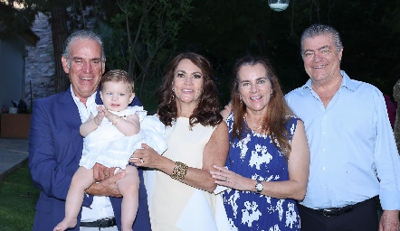  Loretta con sus abuelos, Jesús y Raquel Altamirano, Paty y Roberto Lozano.