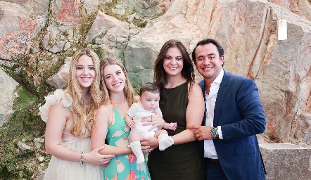  María Orozco, Fernanda Orozco, Cecilia García y Benito García con Sebastián.