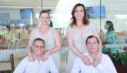  Amelia Padilla, Gabriela Padilla, Roberto García y Benito García.