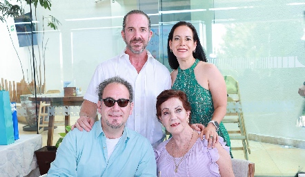  Rosa Elena Nieto con sus hijos, Juan Carlos, Ana Elena y Rogelio Orozco.